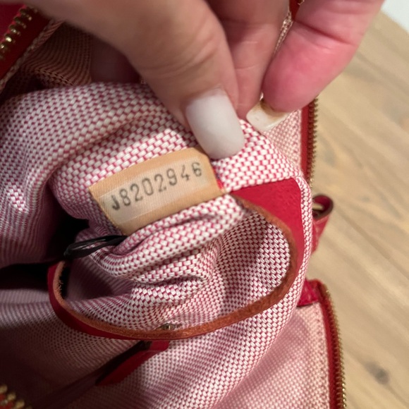 GUC~Dooney & Bourke Red Leather, Quiet Luxury, Large Shoulder bag/Tote/ Handbag - Picture 3 of 13